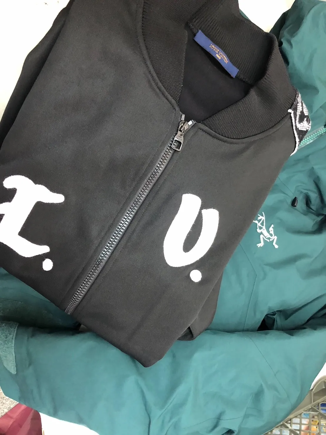 アークテリクスとルイヴィトンの衣類2点を買い取りました！